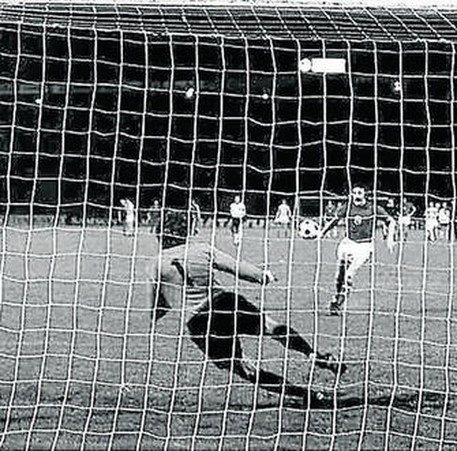 Panenka bate a Maier en la Eurocopa del 76.