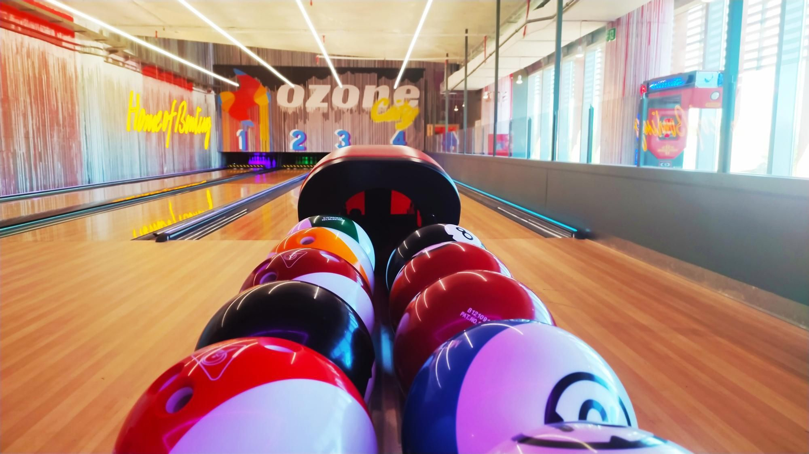 Ozone Bowling cuenta con pistas de 'bowling' de última generación, simuladores de realidad virtual además de una cafetería para celebraciones familiares. Ozone Bowling cuenta con pistas de 'bowling' de última generación, simuladores de realidad virtual además de una cafetería para celebraciones familiares.