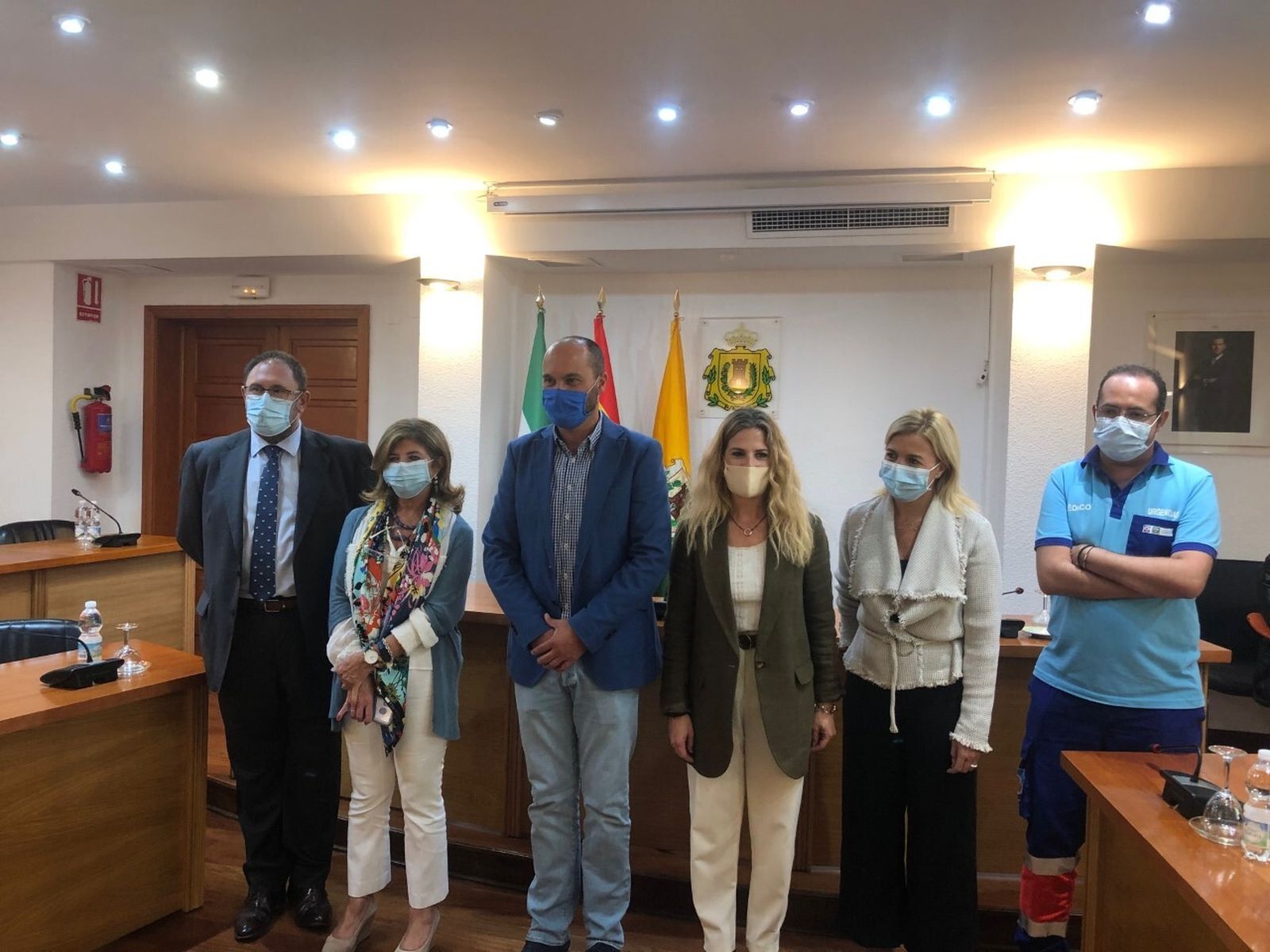 Las autoriades presentes, tras la firma del convenio