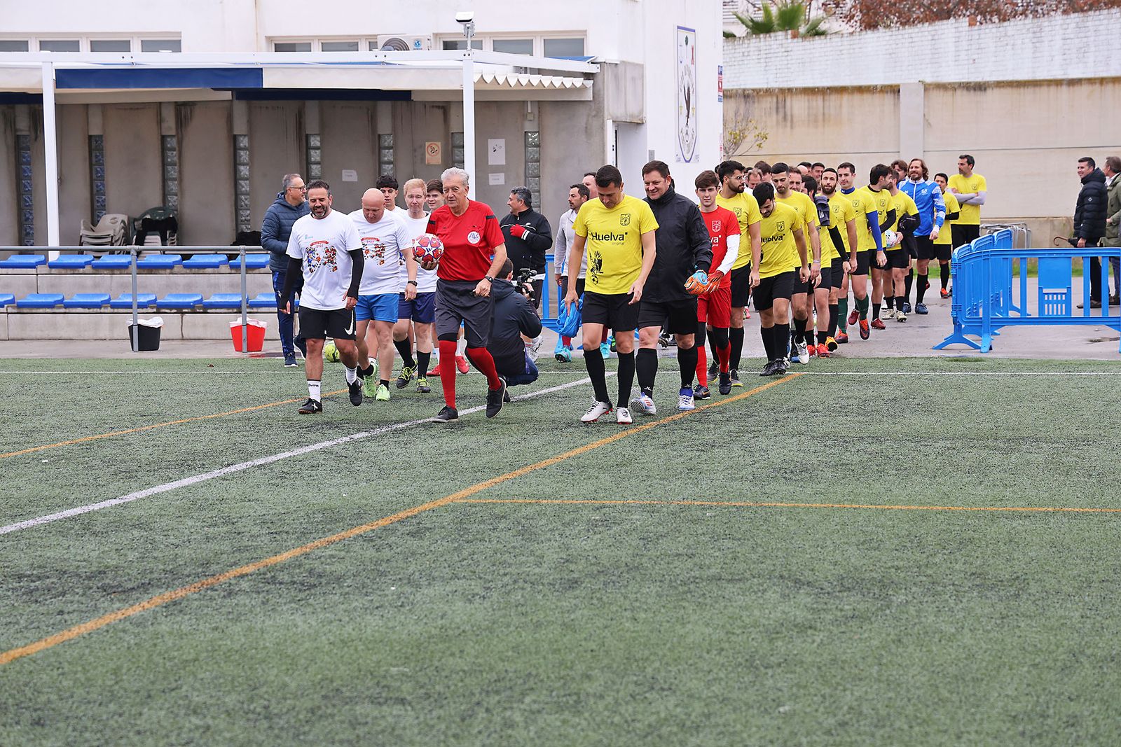 Periodistas y políticos disputan su tradicional partido navideño de fútbol