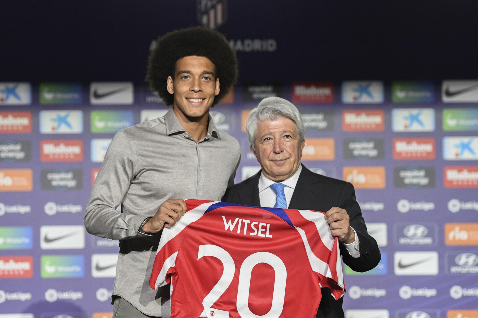 Witsel con la camiseta del Atleti y Enrique Cerezo.