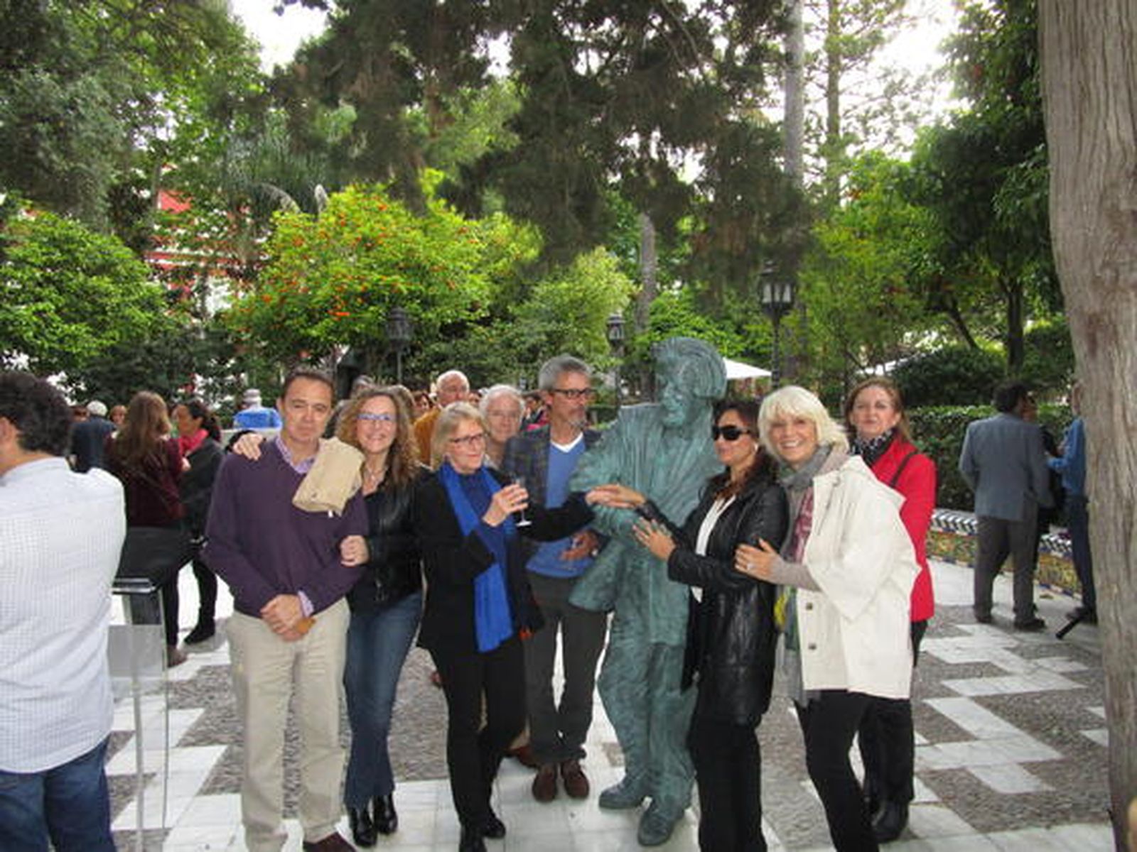 Álvaro, Antusa y Susana de Ory, el escultor Luis Quintero, Laure Lachéroy y Teófila Martínez, junto a la escultura de Carlos Edmundo de Ory.

Foto: Ignacio Casas de Ciria