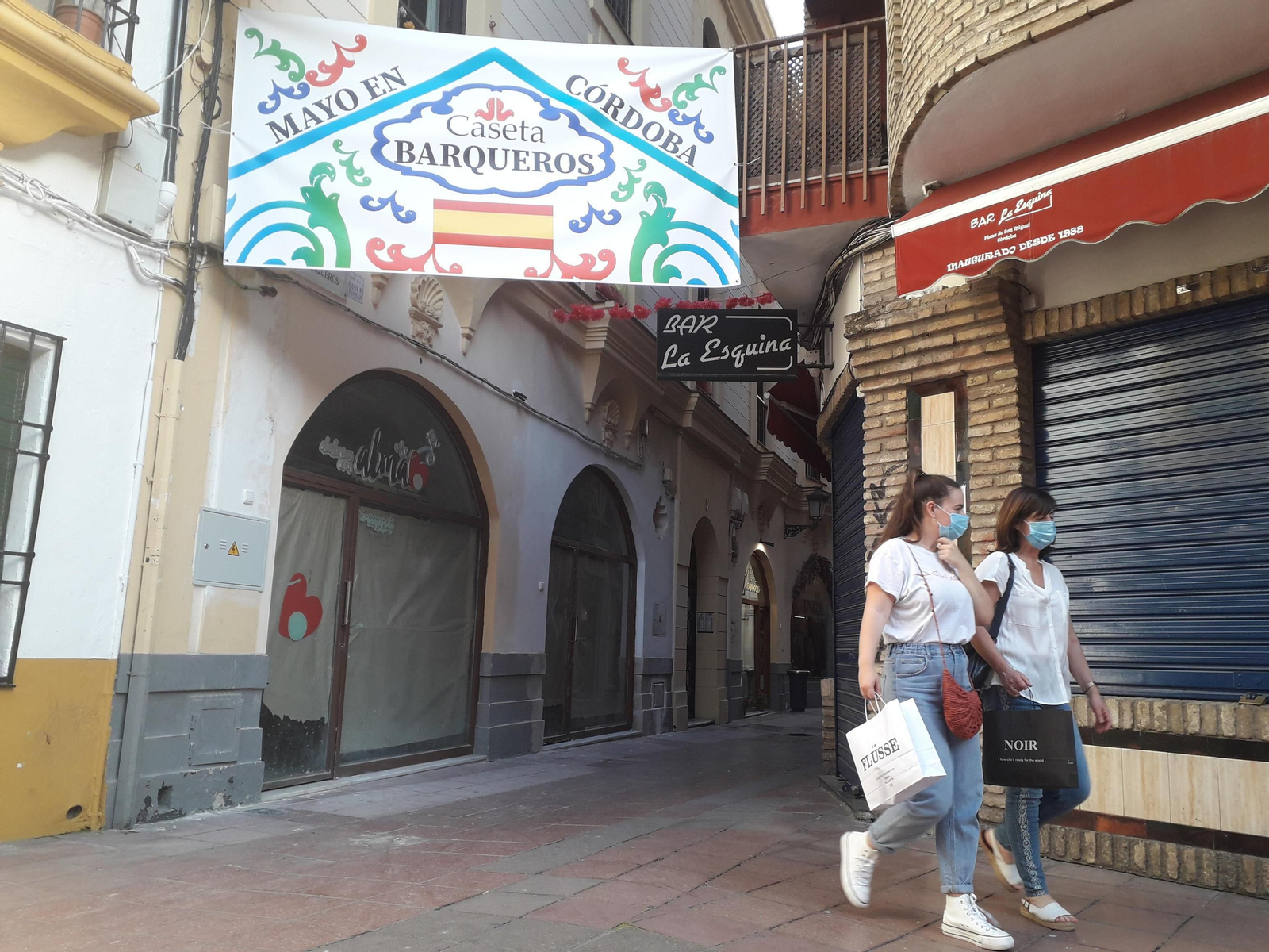 Unas jóvenes salen de la 'Caseta Barqueros'.