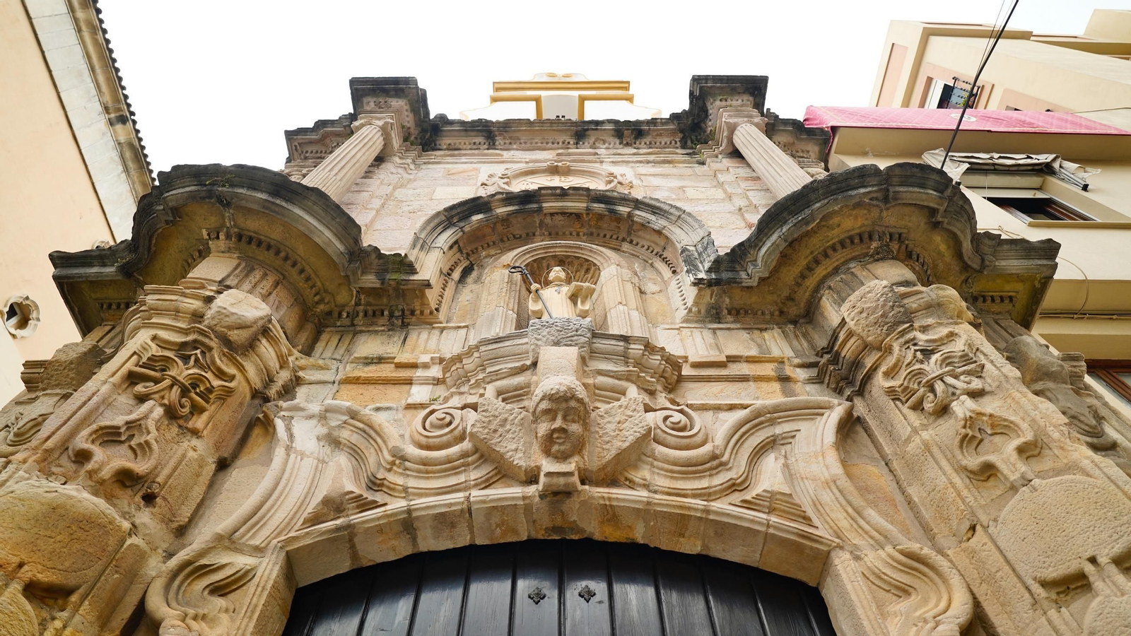 Preparativos de la Hermandad de la Columna de Algeciras ante el Lunes Santo, en imágenes