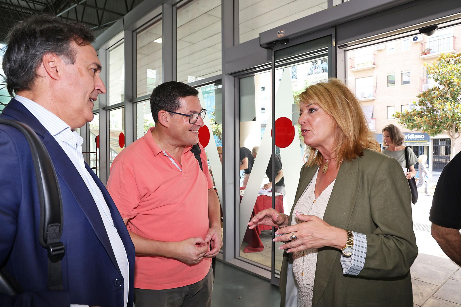 Imágenes de la presentación del libro de  Eduardo J. Sugrañes sobre la evolución de Huelva a través de sus mercados