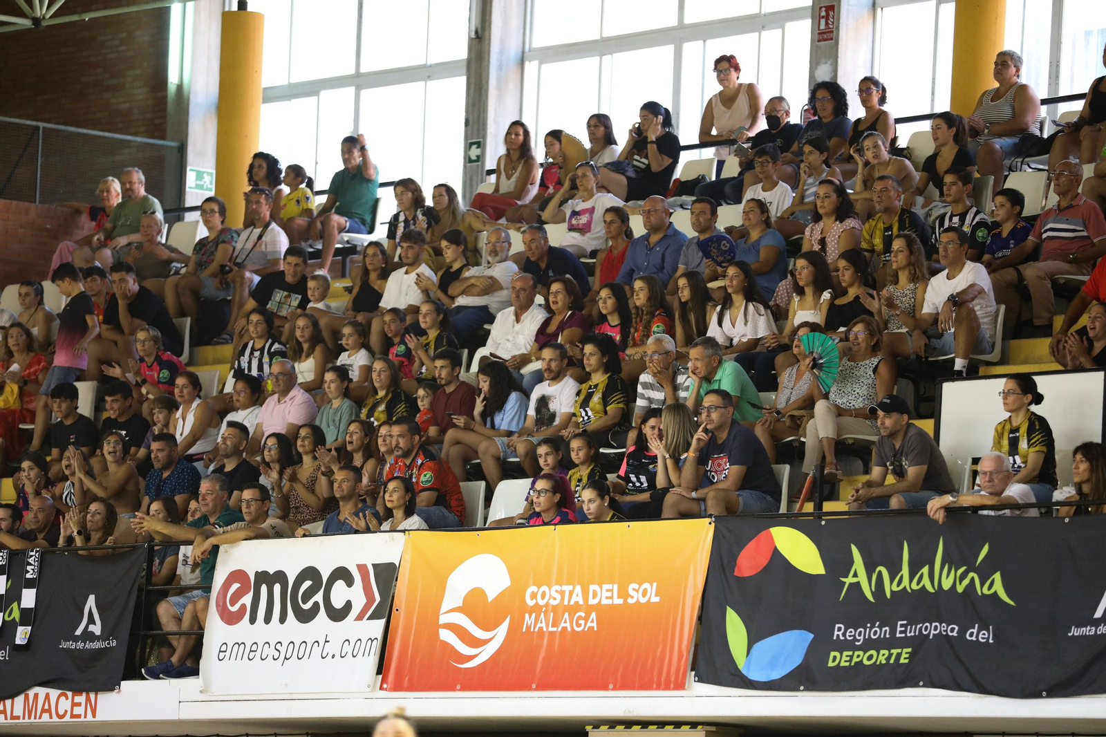 La afición disfrutando del encuentro en las gradas de Carranque.