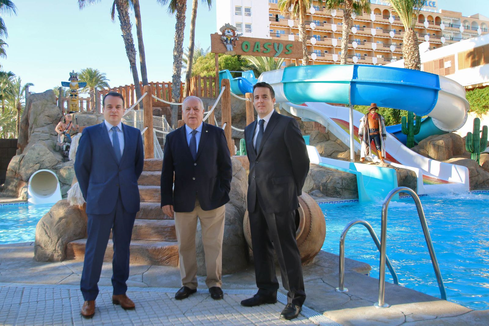 El fundador de la cadena hotelera, José María Rossell (centro), junto a sus hijos José María y Daniel.