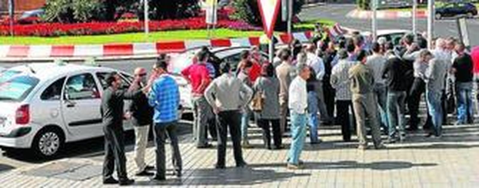 Taxistas concentrados contra el intrusismo en la Intermodal.