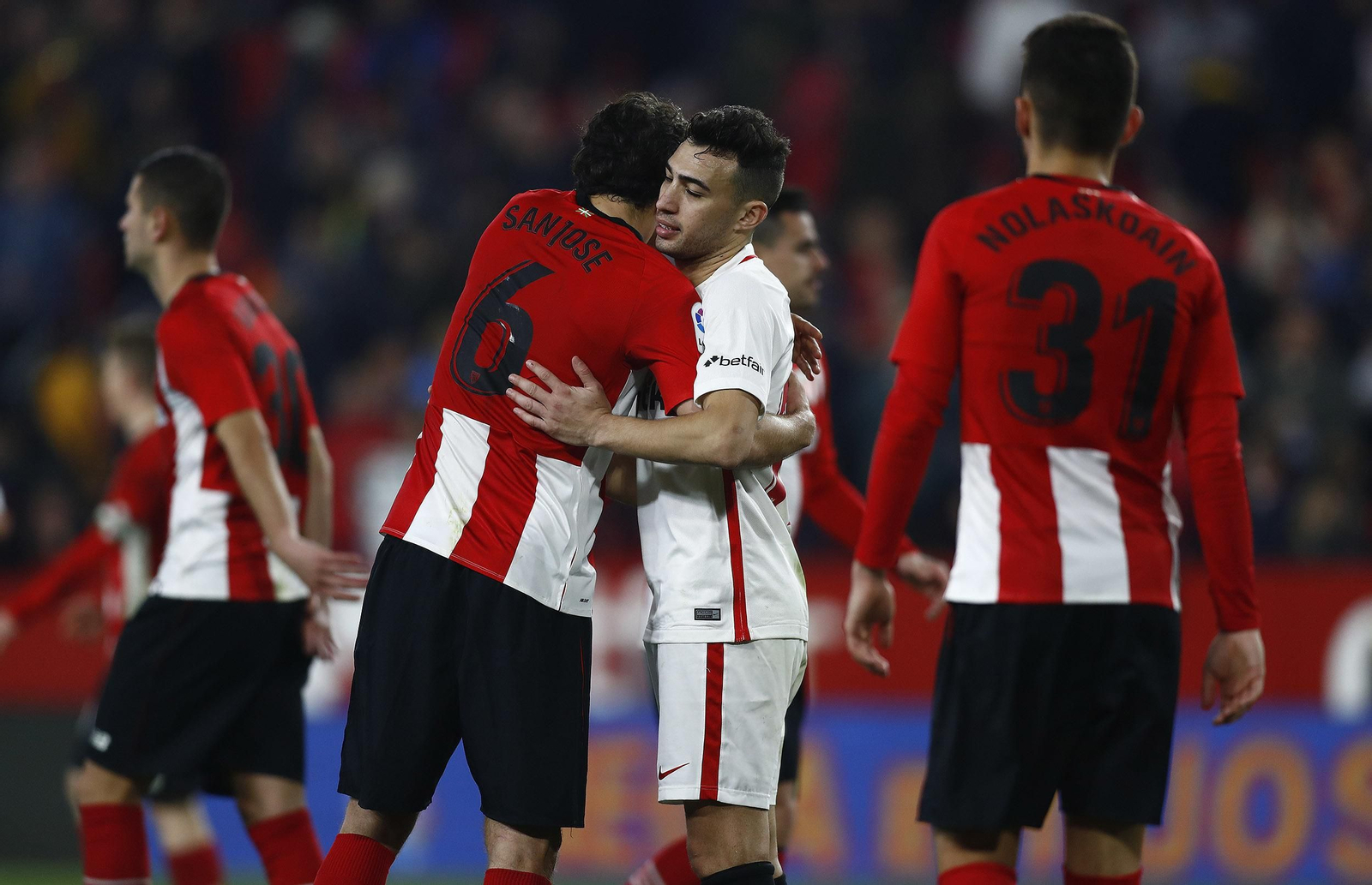 Munir se abraza a Sanjosé al término del encuentro