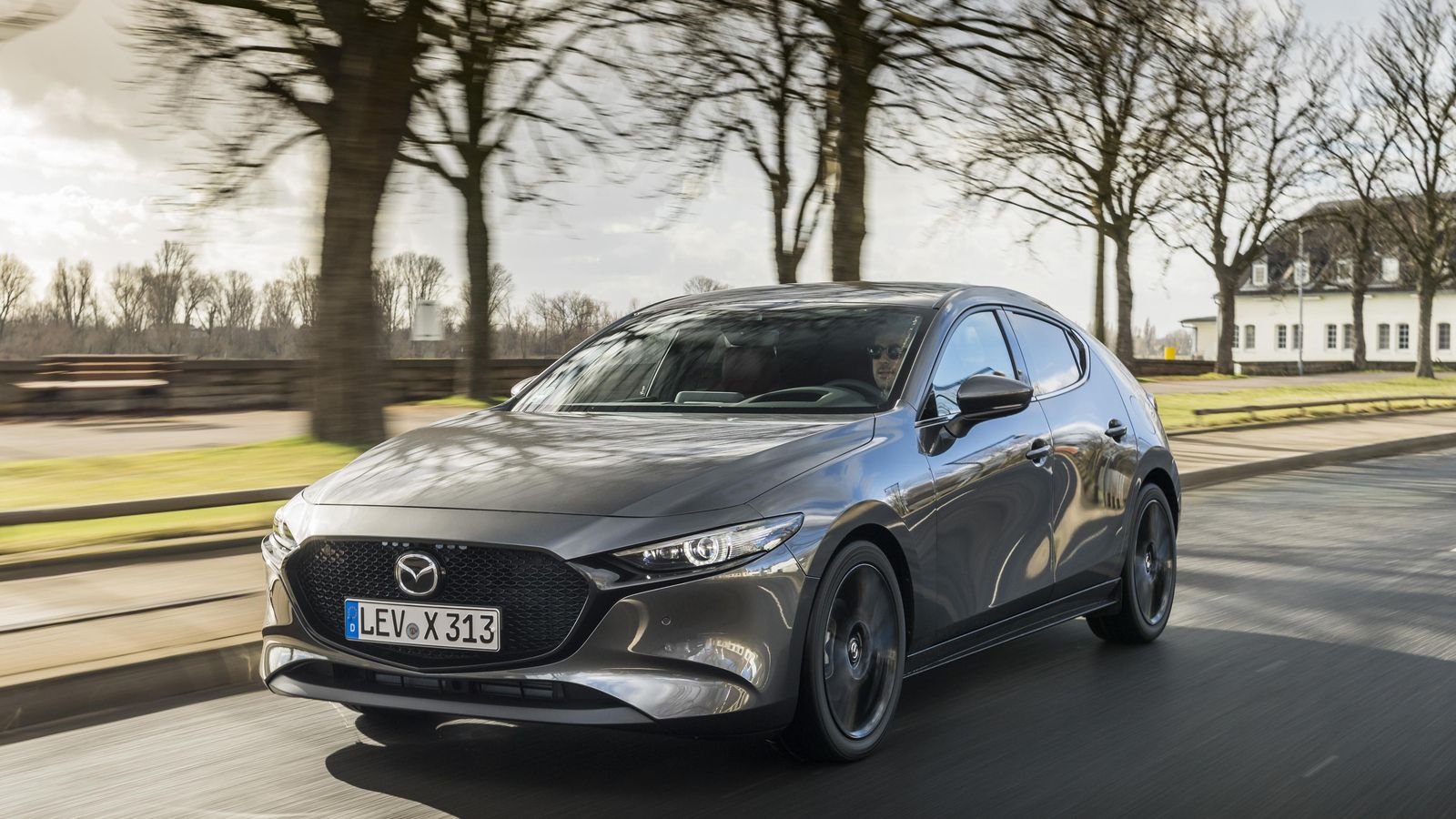 El consumo homologado es de 5,0 l/100 km  en el caso del Mazda 3, por los 5,7 l/100 km que obtiene el CX-30, en ambos casos en versiones de tracción delantera y cambio manual.