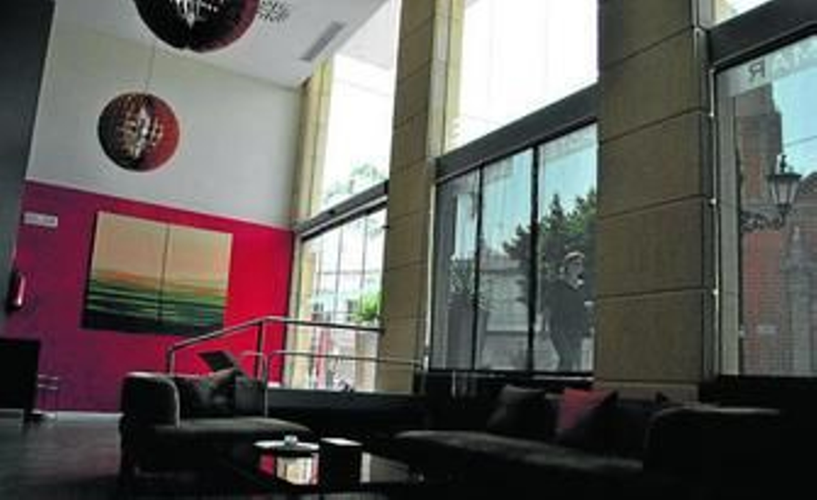 El hotel Salymar está ubicado en el eje vertebrador de la ciudad, frente por frente a la Iglesia Mayor.