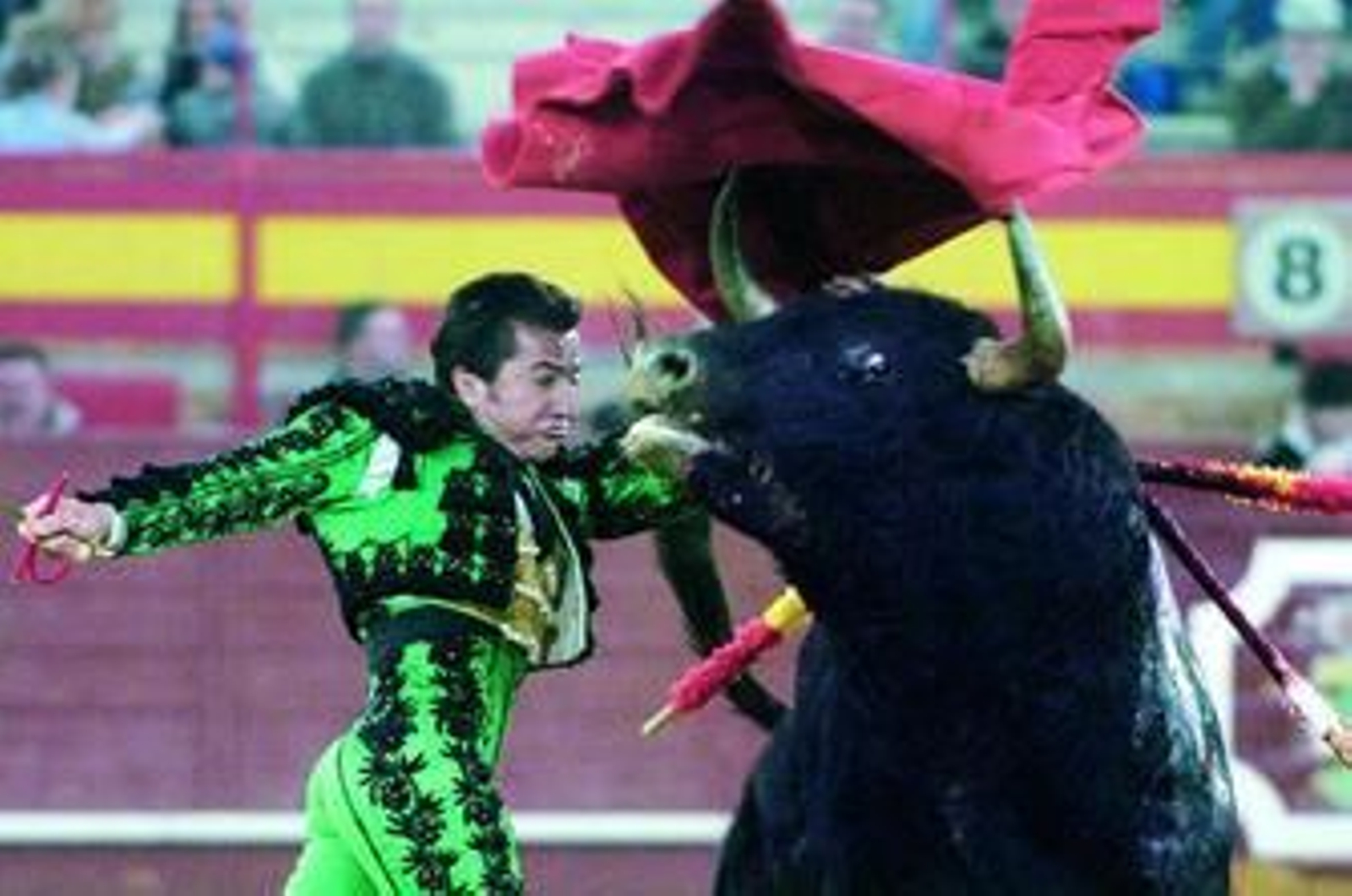 El Fundi, en un pase de pecho al primer toro de la tarde.