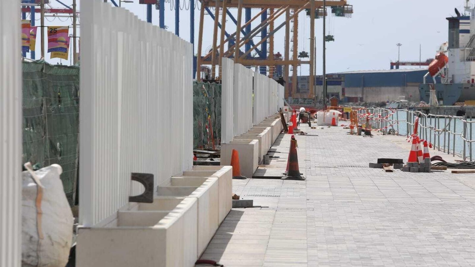 Interior de la verja con las jardineras para las enredaderas.