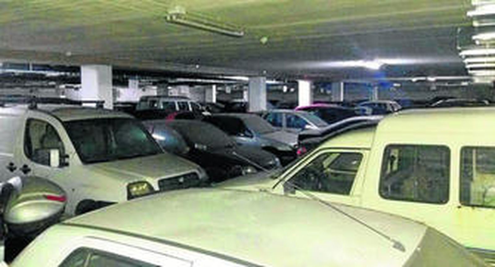 Depósito de vehículos municipal de Almería totalmente saturado.