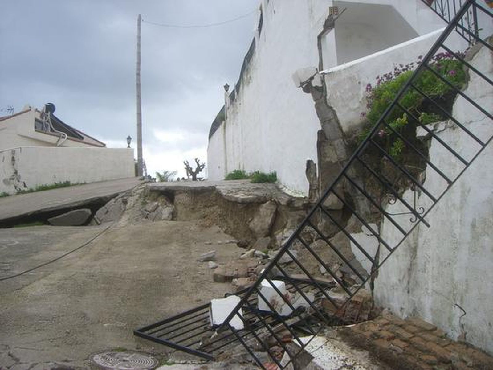 El fuerte temporal de levante ha causado numerosos daños en la zona de la costa.