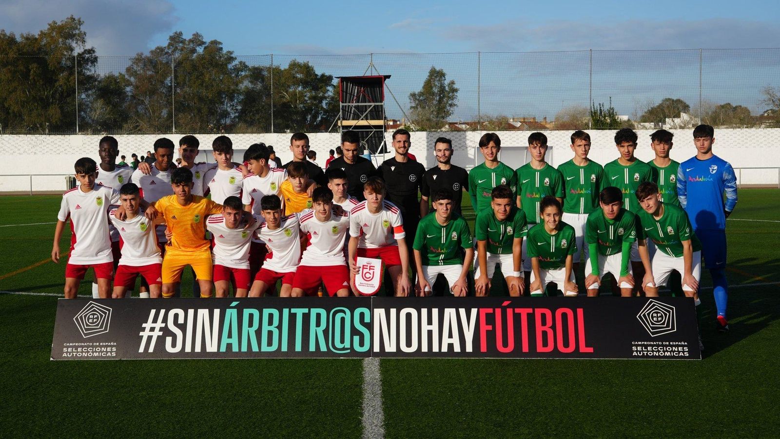 Andalucía y Cantabria sub-14 apoyaron la campaña 'Sin árbitros no hay fútbol'.