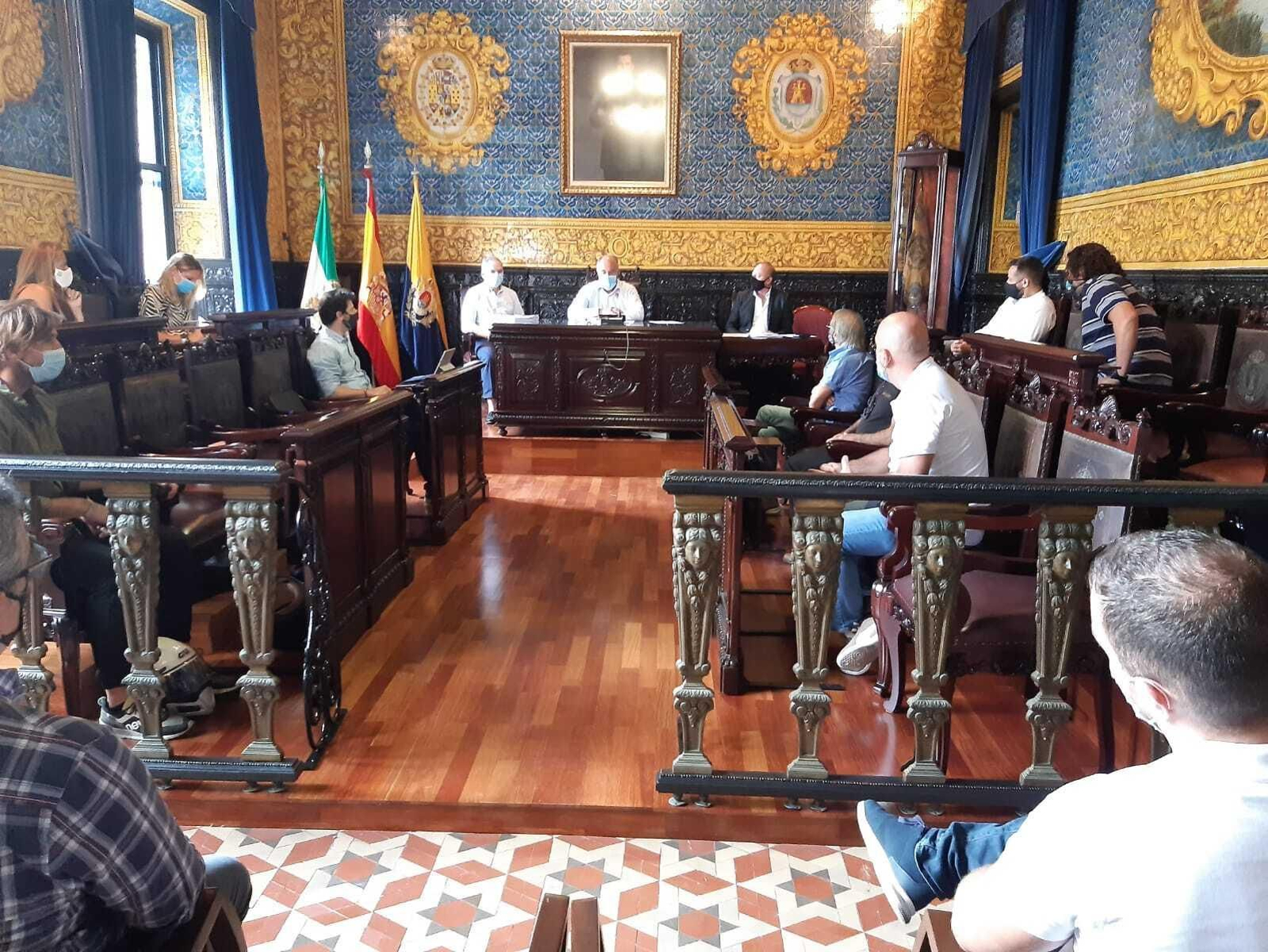 Encuentro entre el alcalde y los hosteleros en el Salón de Plenos