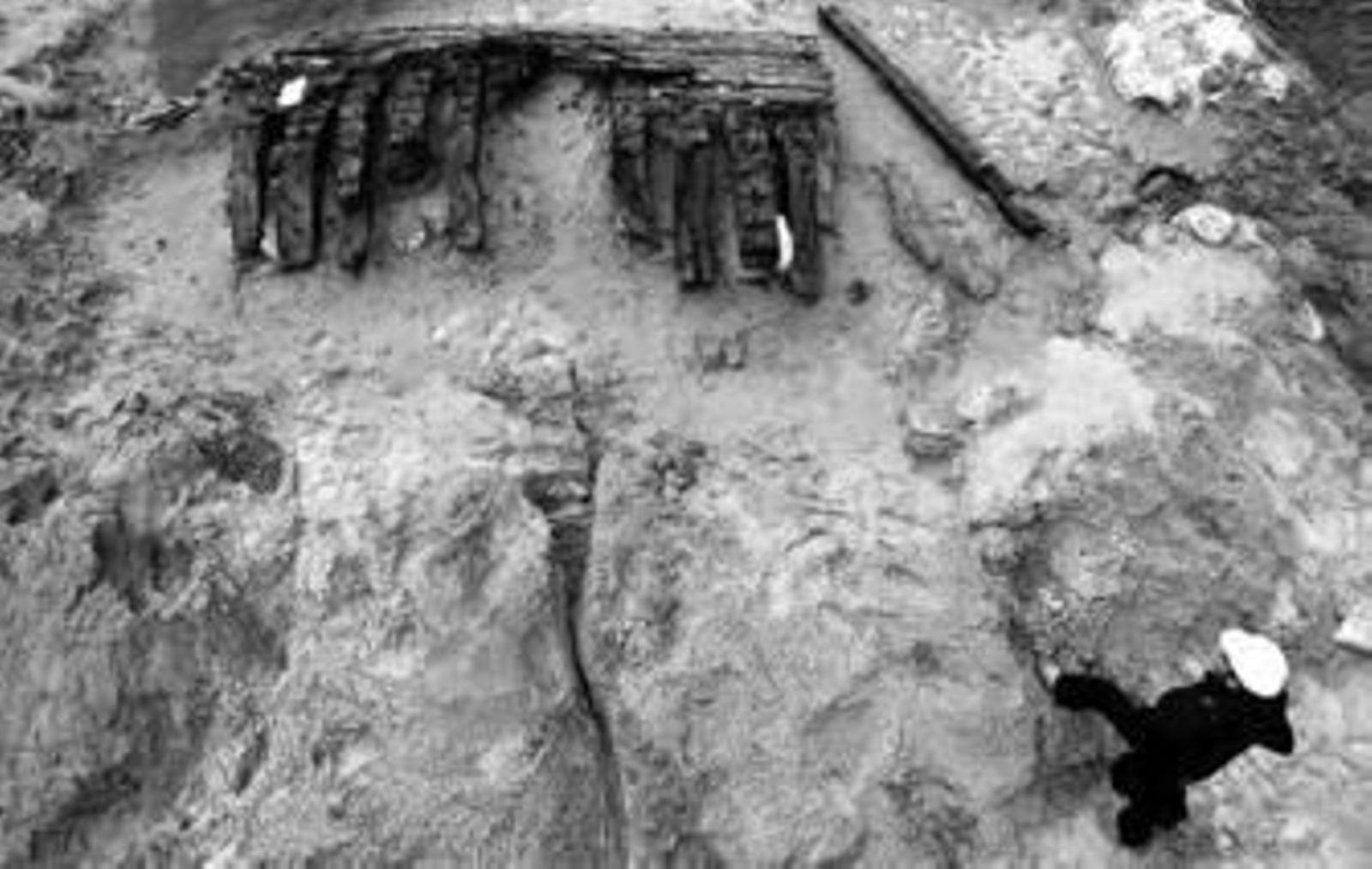 Imagen de los restos del barco que han aparecido en las obras de construcción del aparcamiento.