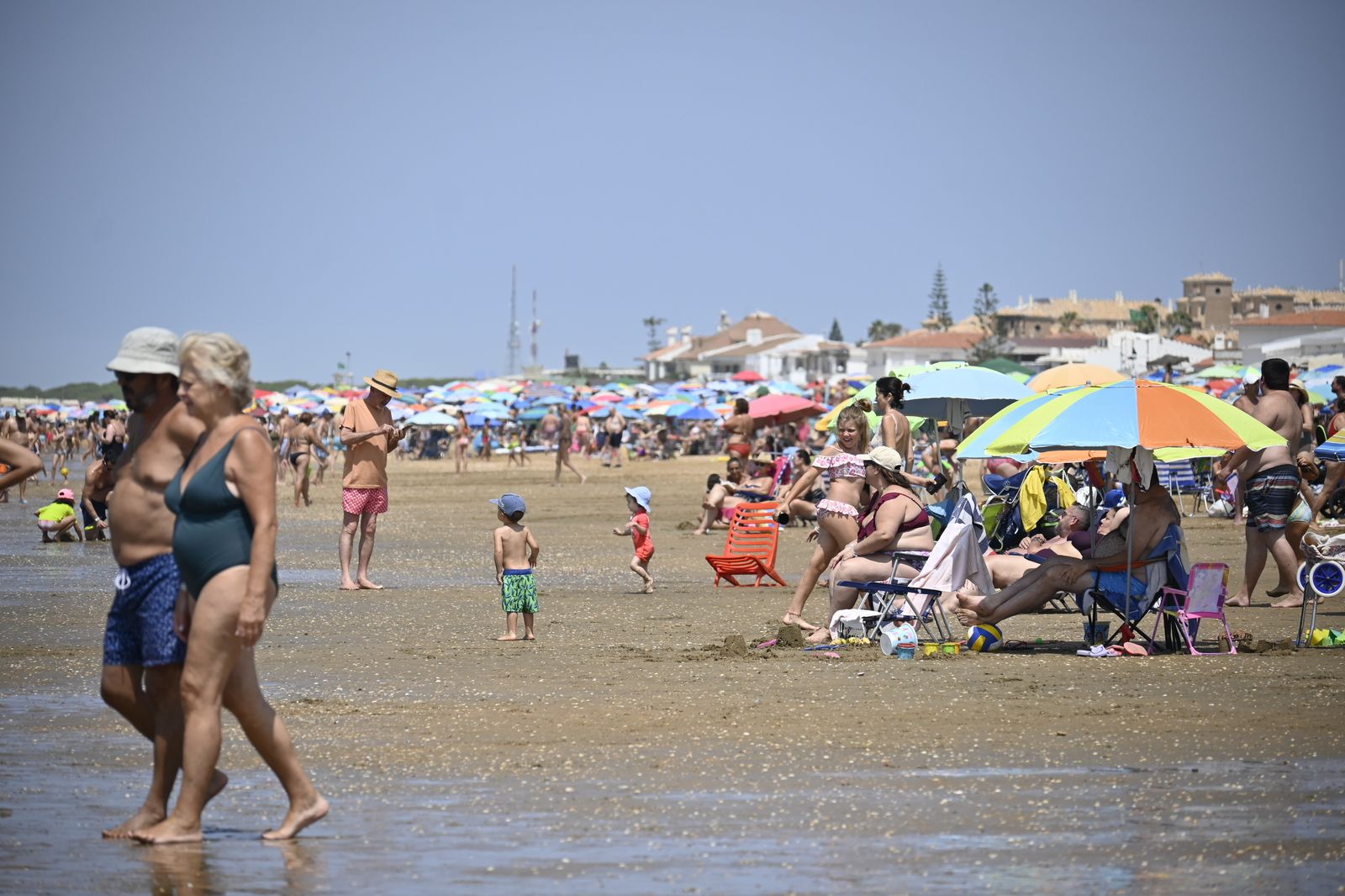 Ambiente en la playas de Huelva este sábado 22 de julio, en imágenes