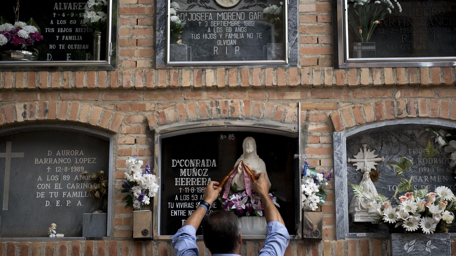 Momento de la colocación de unas cintas de la medida de la Virgen del Pilar en la lápida