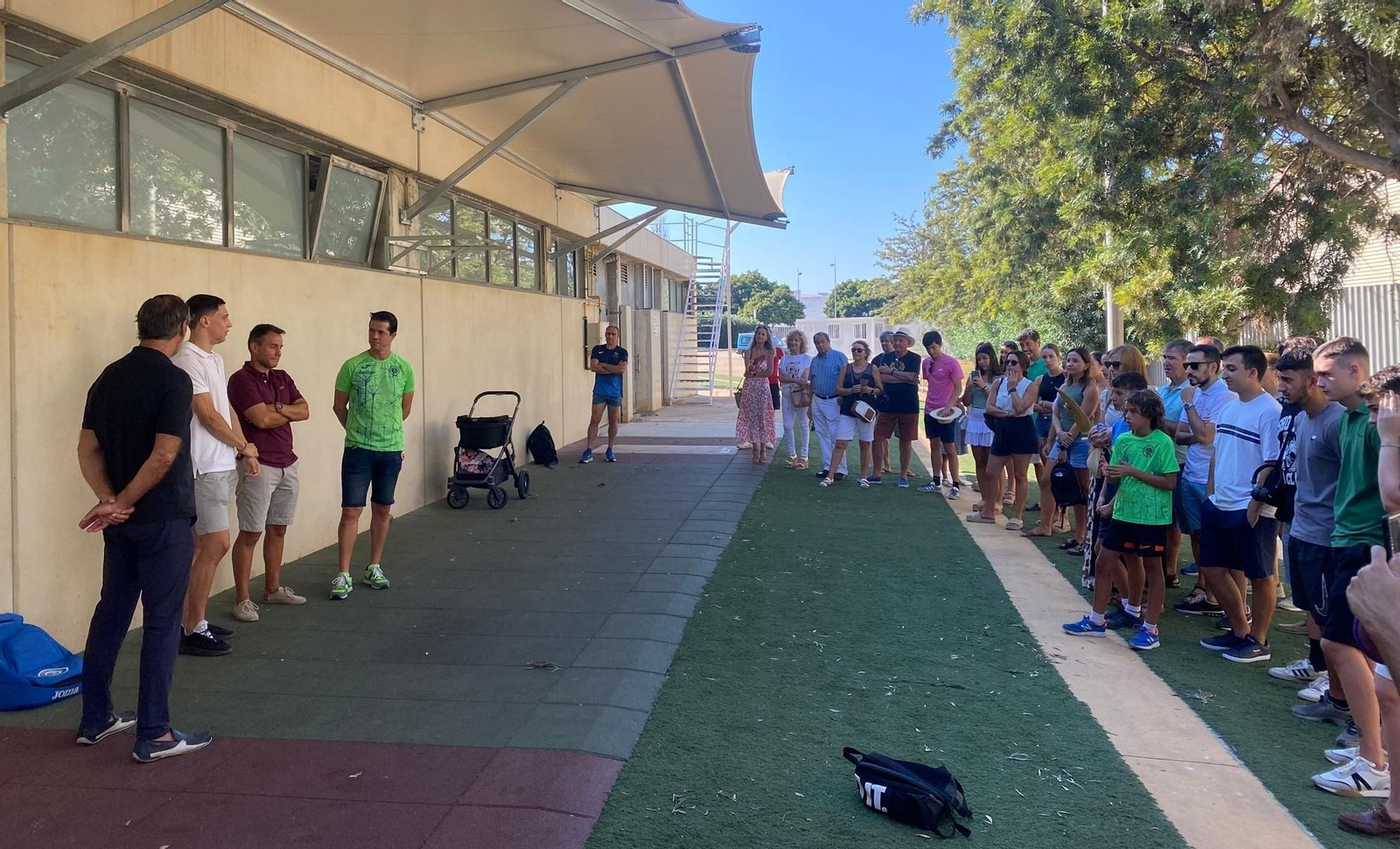 El atleta, a la izquierda, de blanco, en el encuentro mantenido en el Anexo