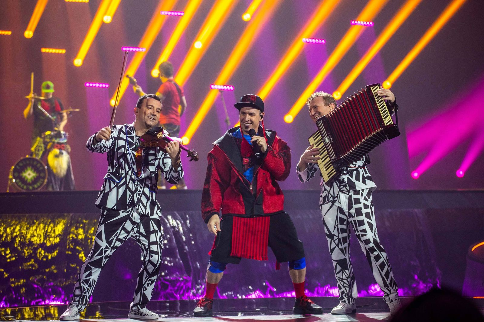 Los representantes de Moldavia, con pésimo gusto en sus 'looks'.