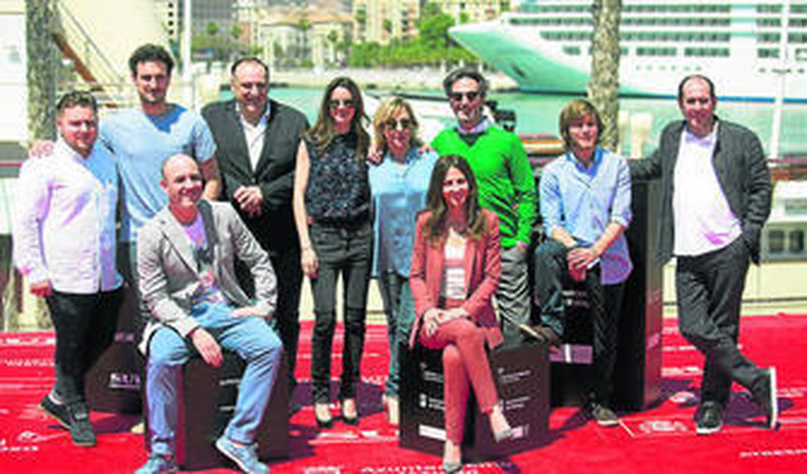 Manuela Burló Moreno, con el elenco de 'Rumbos', ayer en el Muelle Uno.