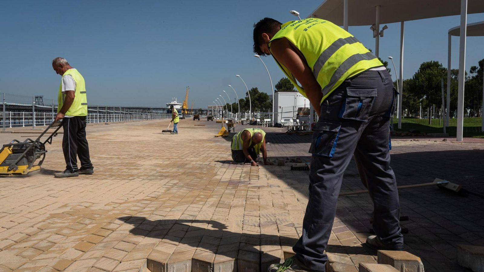Labores de sustitución de buena parte de las losetas.