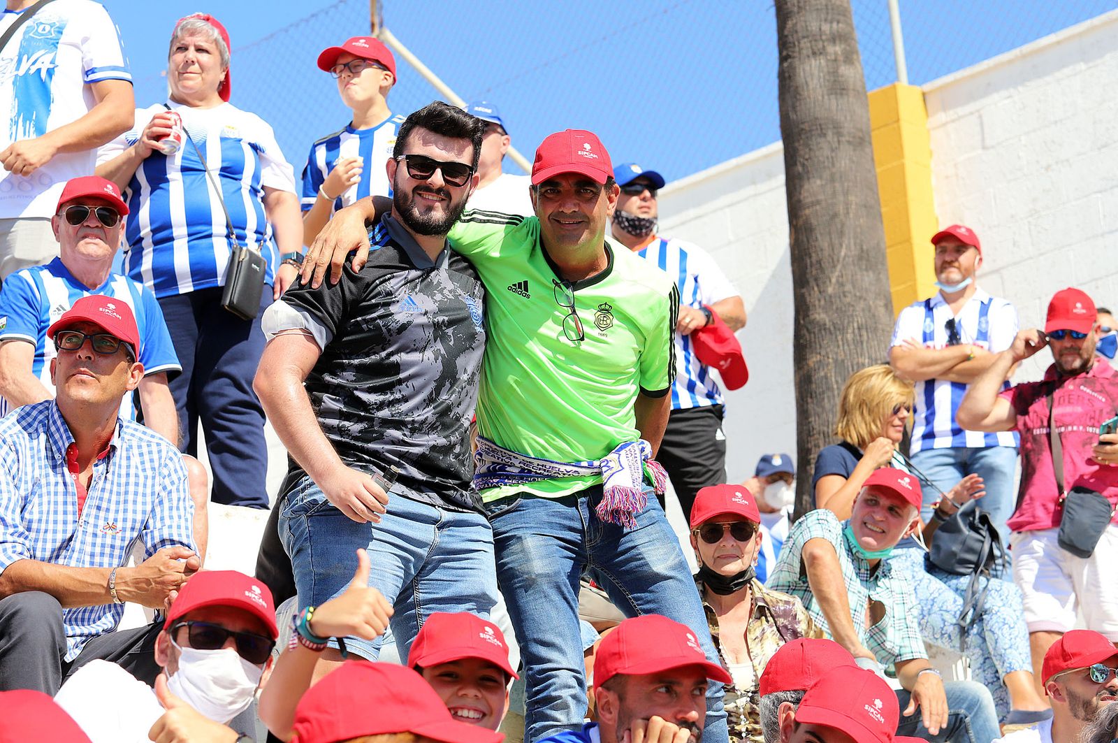 Imágenes de la afición más fiel del Recre en su visita al campo del Antoniano