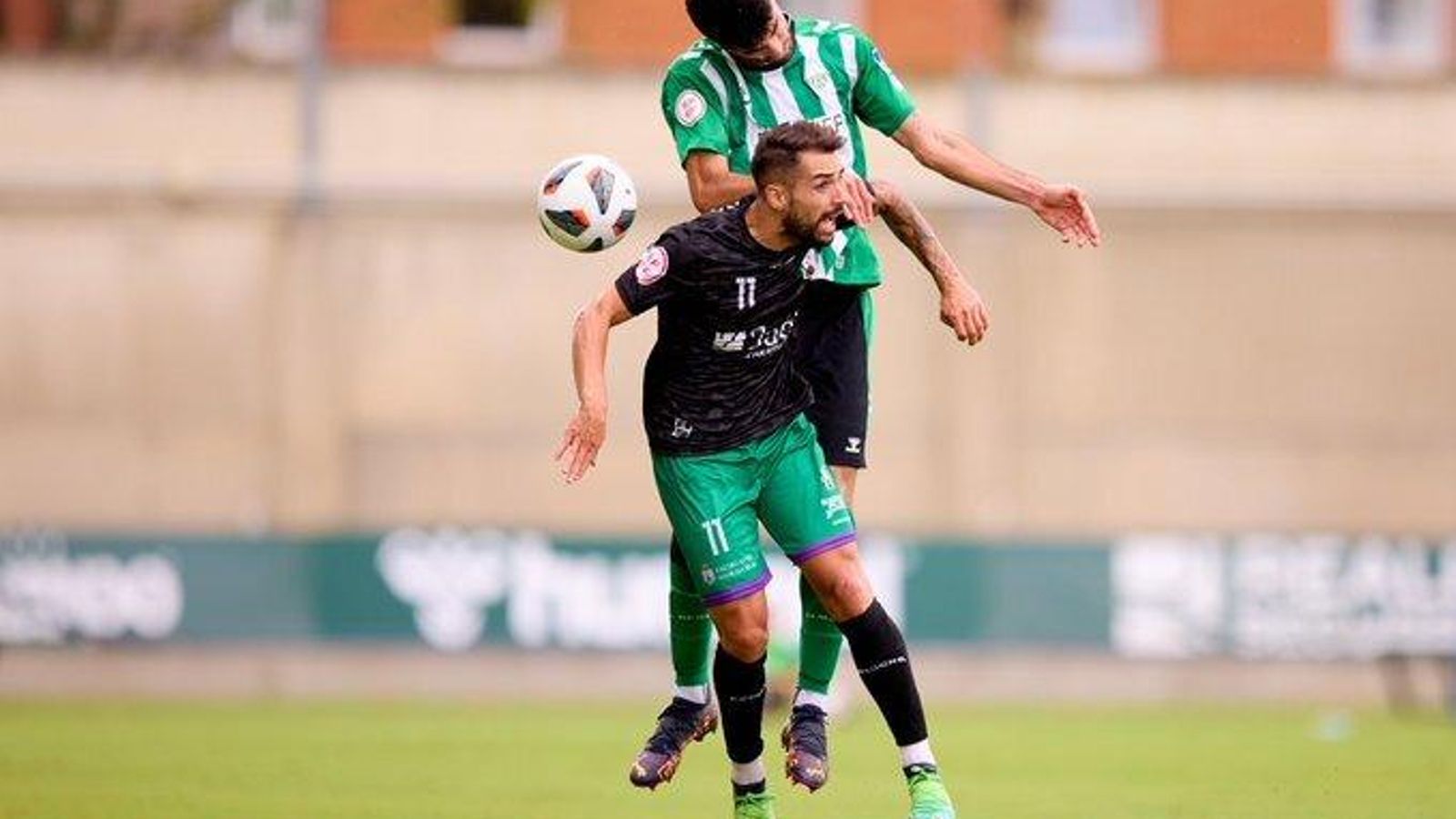 El central bético Visus salta ante David Moreno.