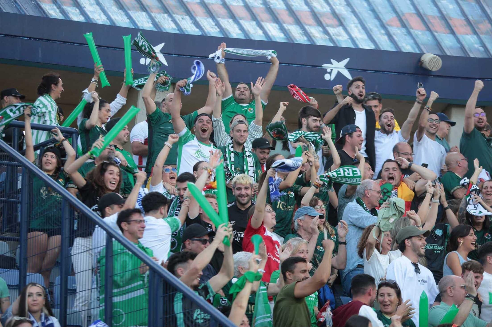 Imágenes del gran ambiente en el Nuevo Colombino en el ascenso del Recre