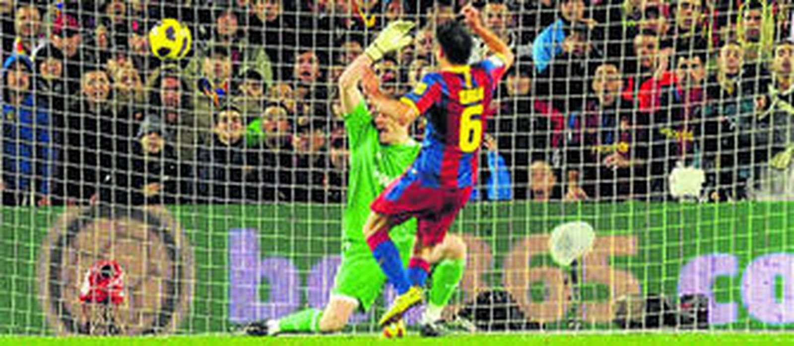 El barcelonista Xavi consigue el primer gol con un toque sutil para superar a un Casillas que se vio sorprendido por la llegada del rival.