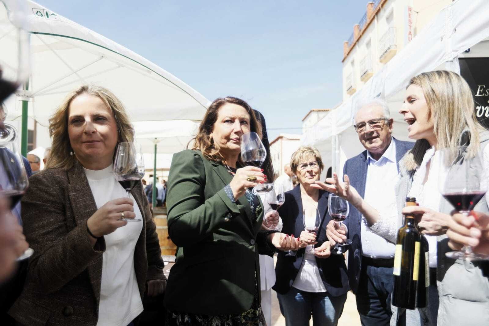 La consejera Carmen Crespo ha visitado la feria de Laujar.