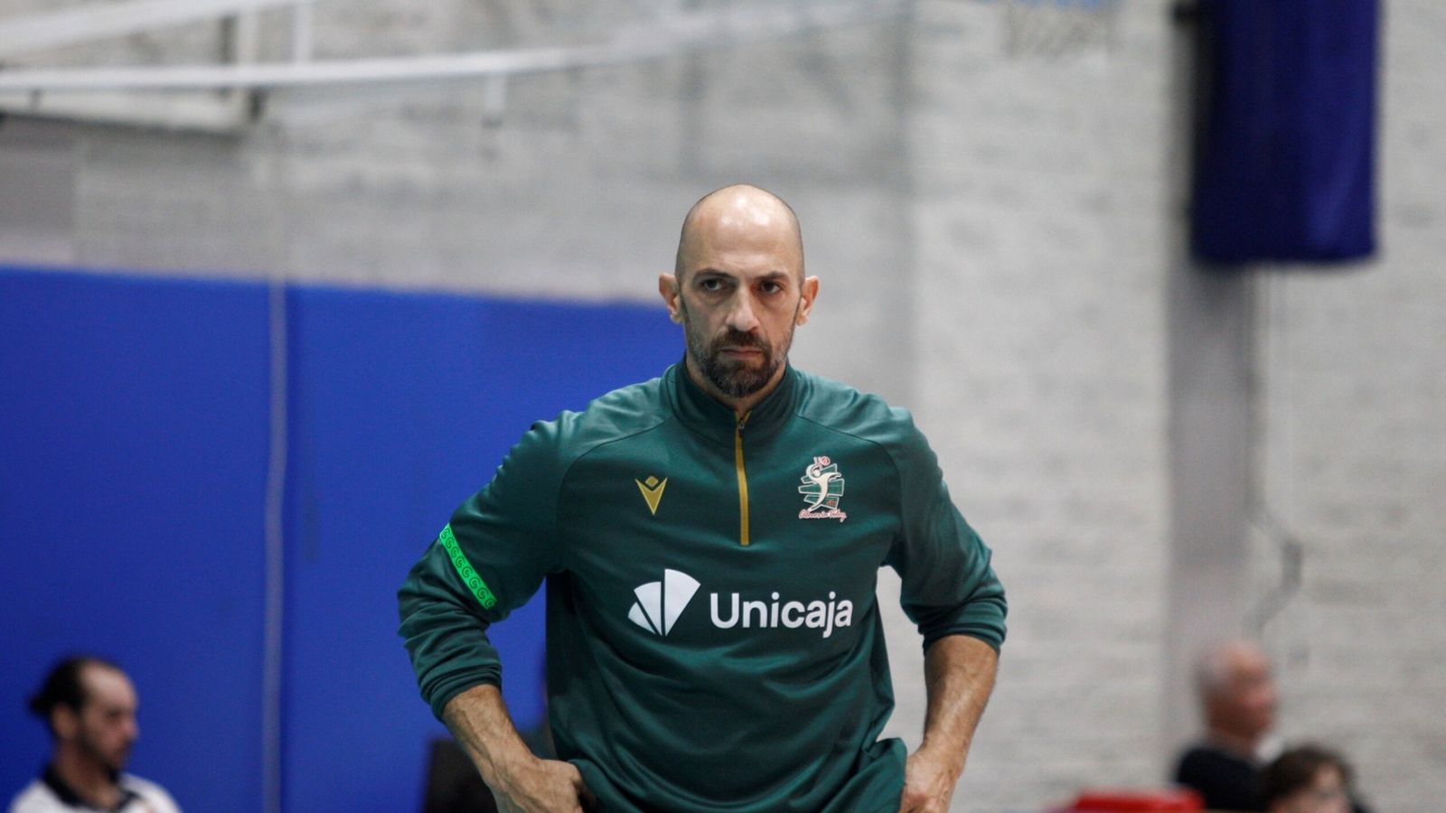 Israel Rodríguez, técnico de los ahorradores, en uno de los encuentros celebrados en el Moisés Ruiz.