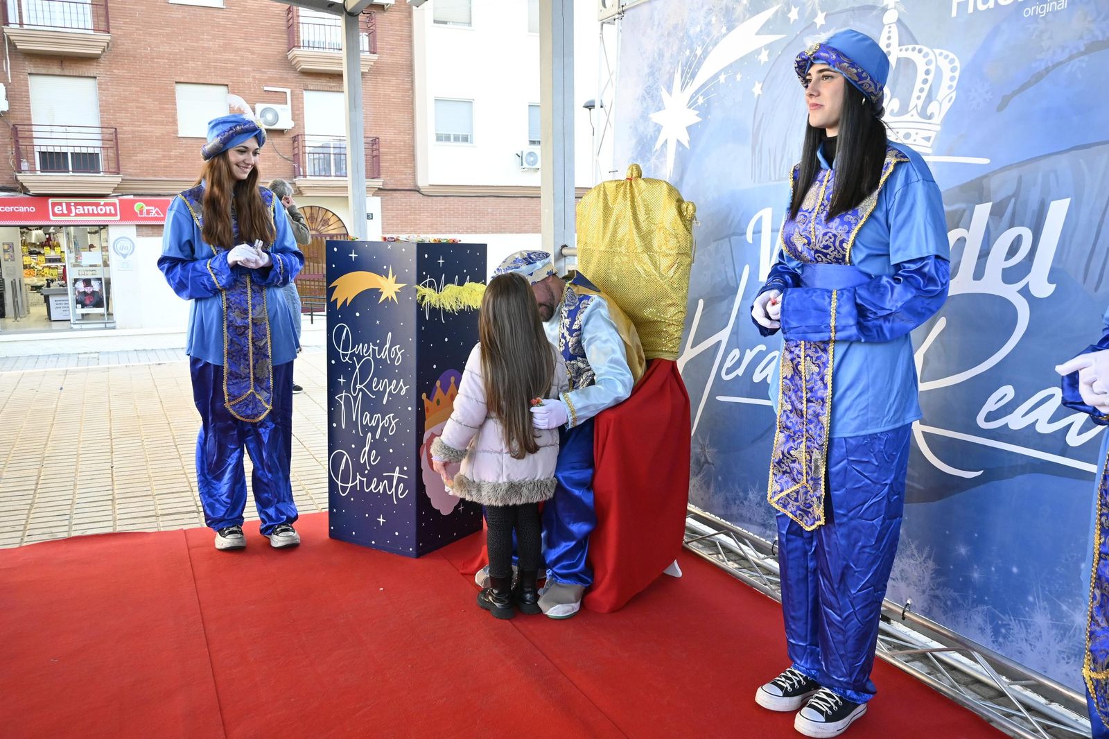 Recogida de cartas del paje real en la plaza Miguel Raya en el Molino, en imágenes