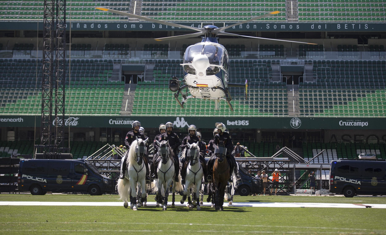 Exhibición de la Policía Nacional en el Estadio Benito Villamarín