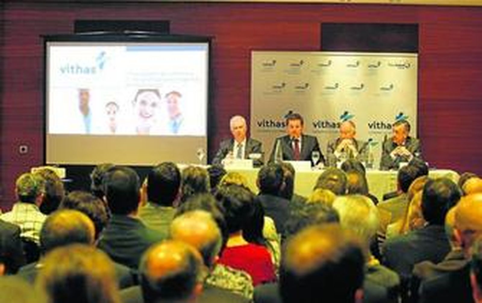 Decenas de profesionales de la sanidad han asistido a la presentación de Vithas en Almería.