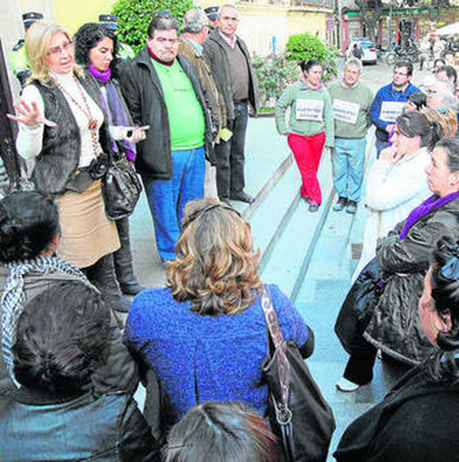 Momento de la reunión de ayer entre la alcaldesa con sindicatos y comité de Acasa y Limasa.