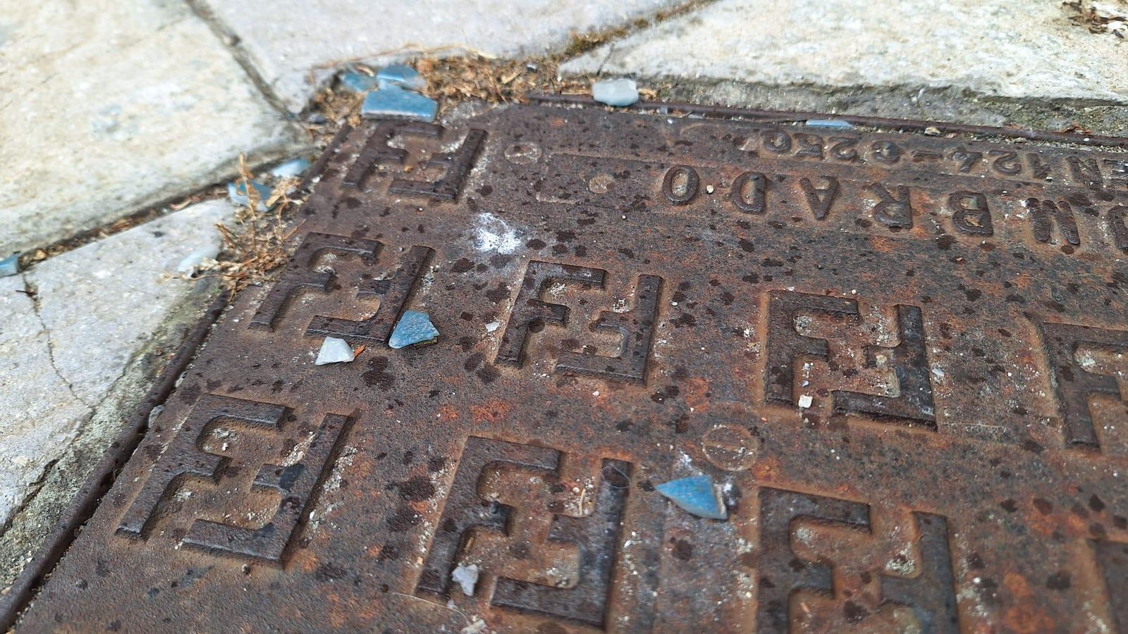 Trozos de la solería del Teatro Florida, en el suelo.