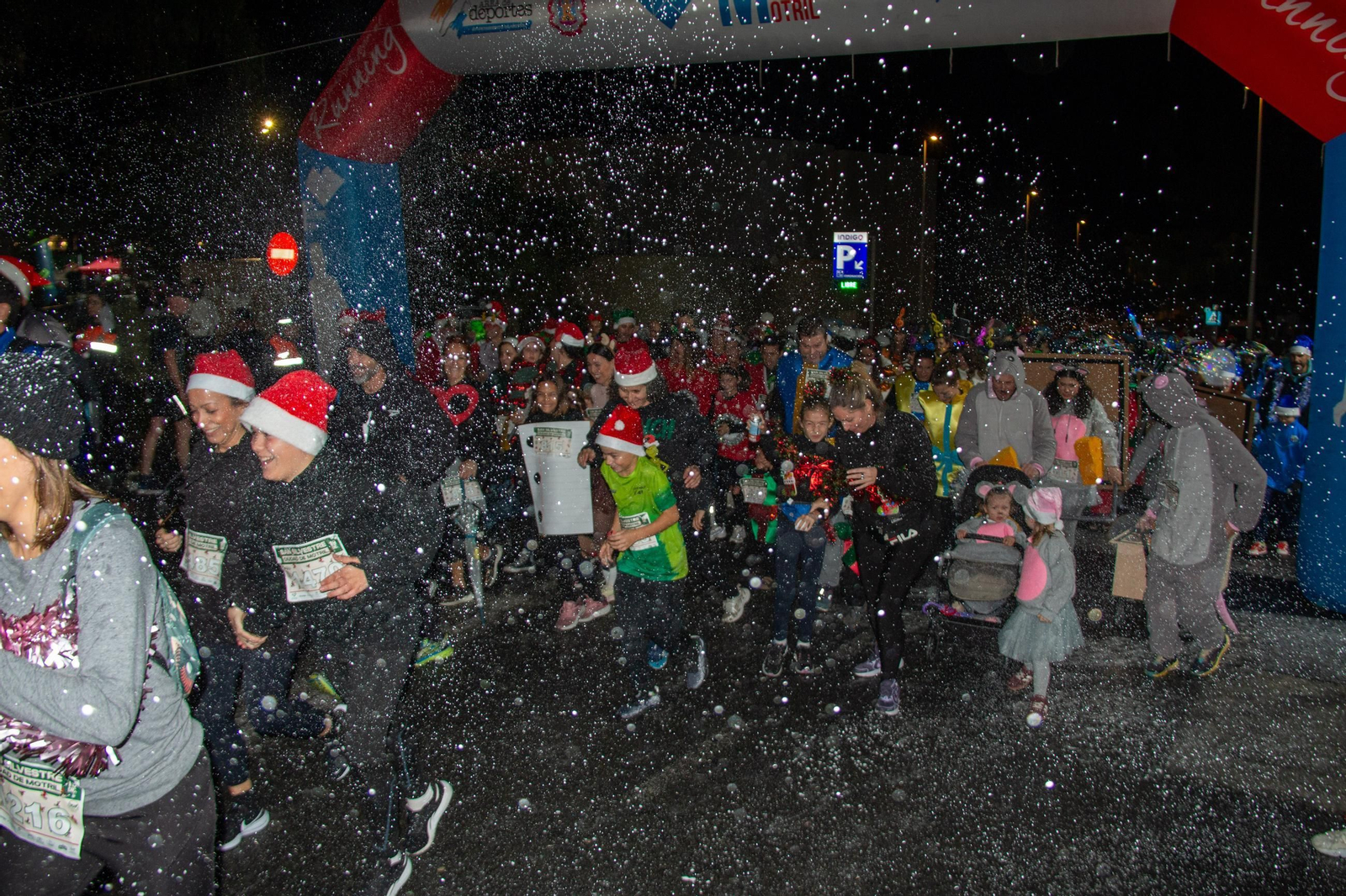 Ni la lluvia puede con la San Silvestre de Motril