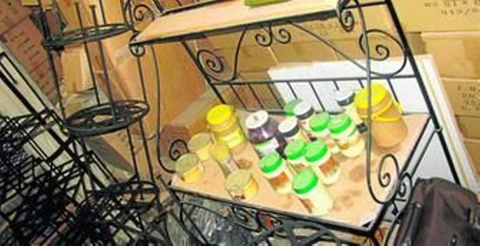 En la misma instalación se almacenaban objetos de artesanía y alimentos.