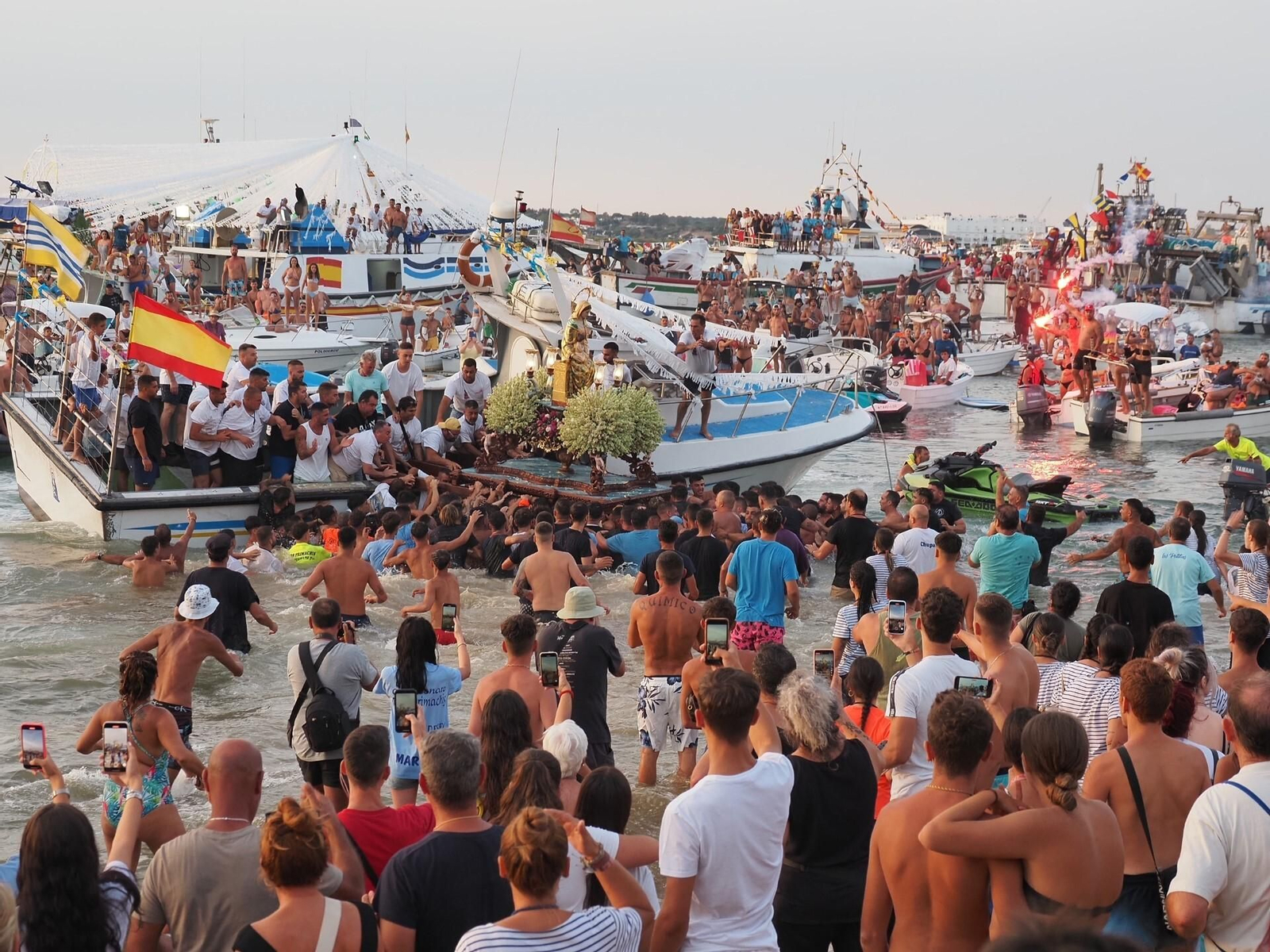 Las mejores imágenes de la procesión de la Virgen del Mar de Isla Cristina.