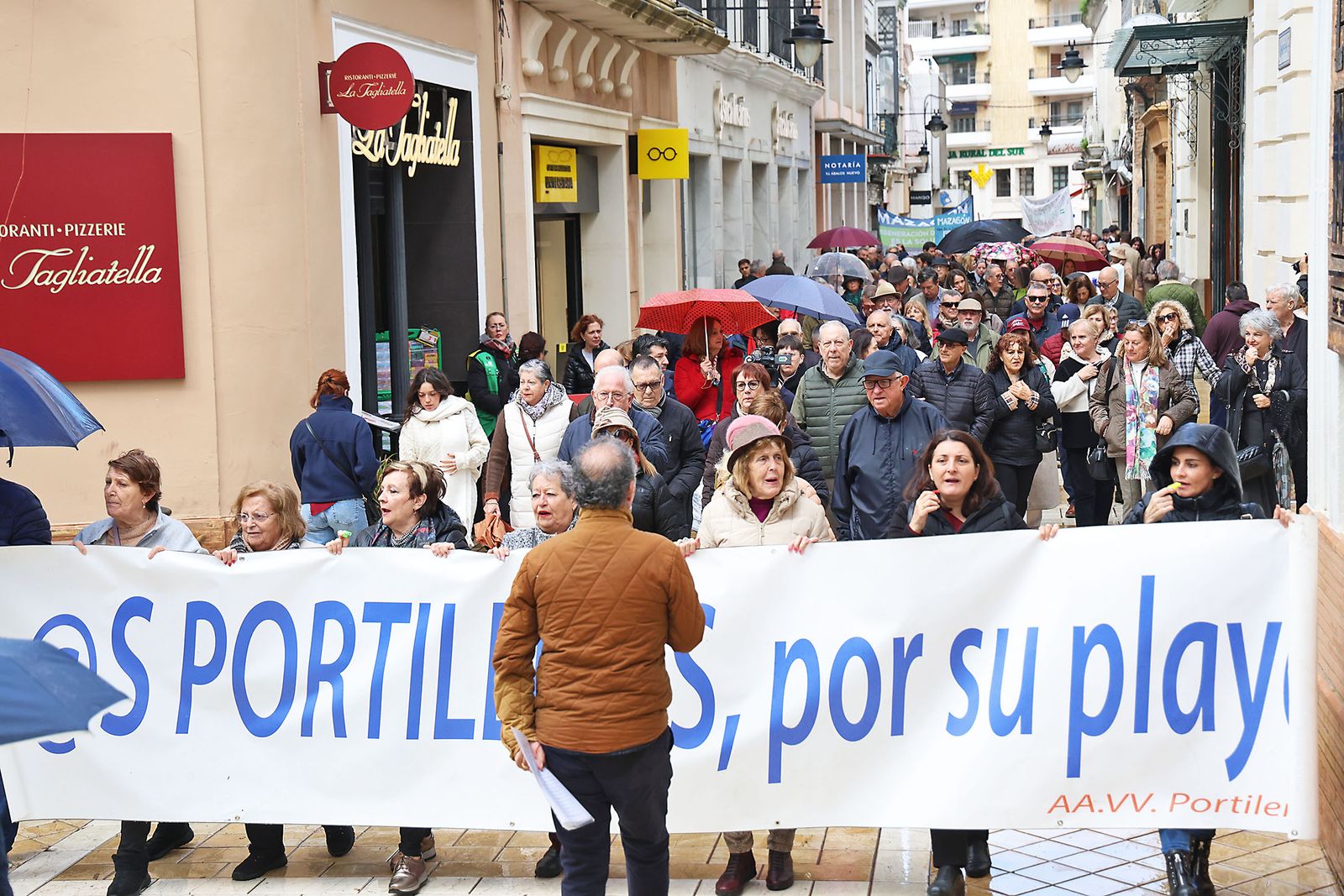 Fotografías de la manifestación en Huelva para exigir la regeneración de las playas