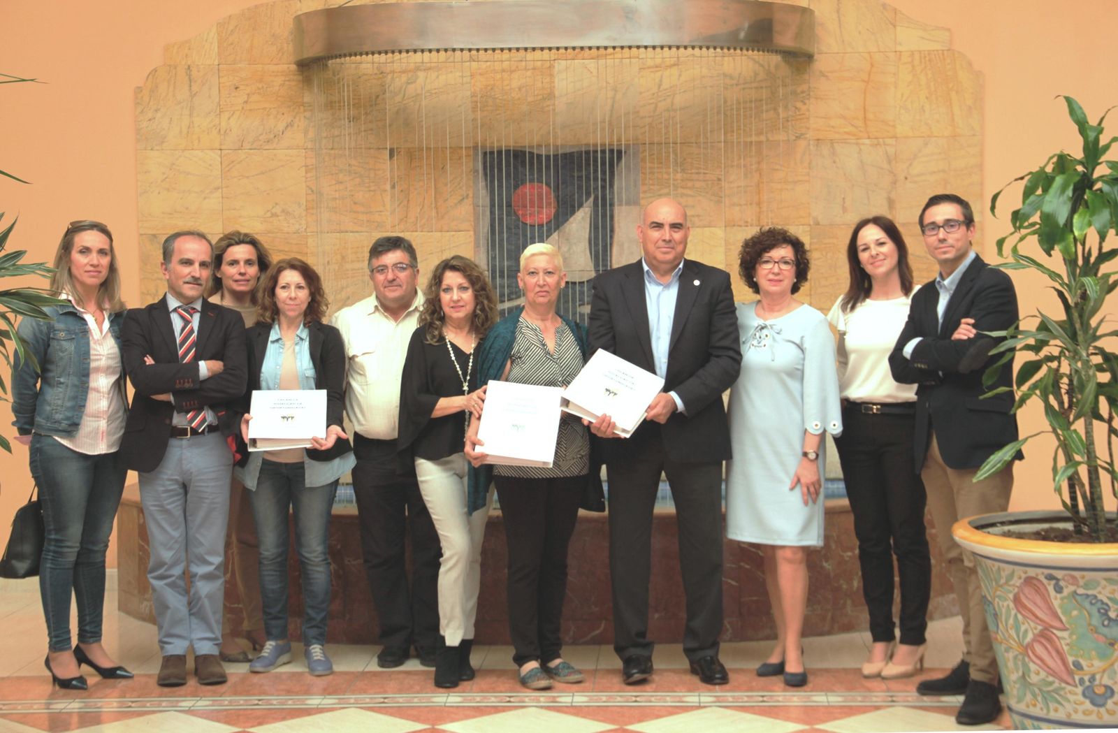 Imagen de familia que da paso al compromiso de trabajar en pro de la igualdad efectiva.