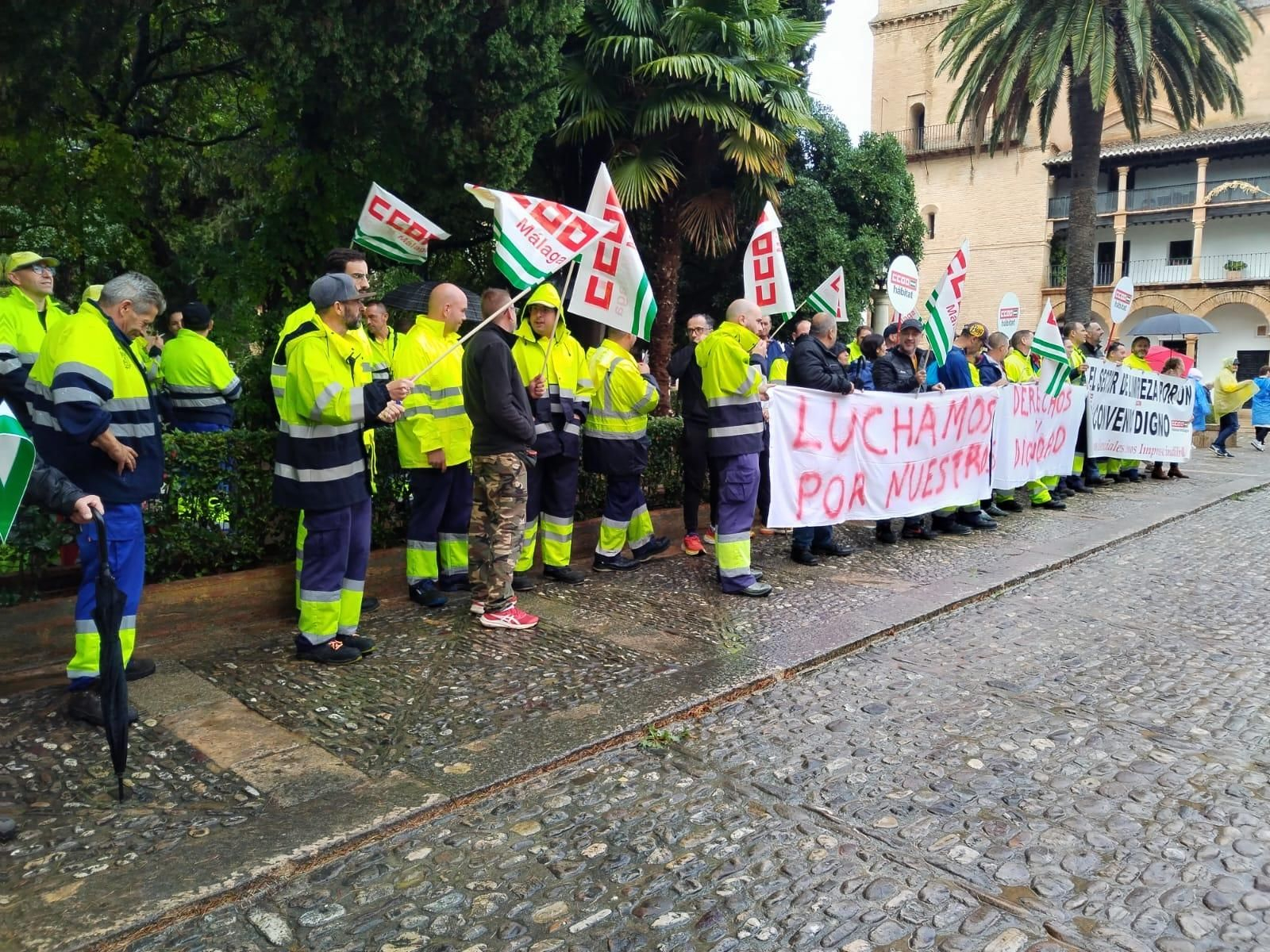 Trabajadores de Soliarsa concentrados a las puertas del Ayuntamiento Trabajadores de Soliarsa concentrados a las puertas del Ayuntamiento