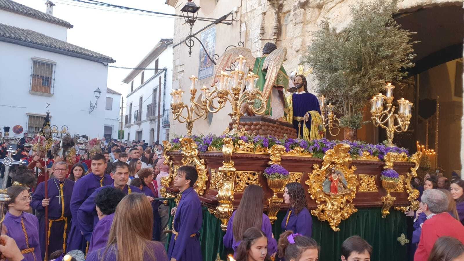 Jueves Santo en Castro del Río: La procesión de la Santa Vera Cruz, en imágenes