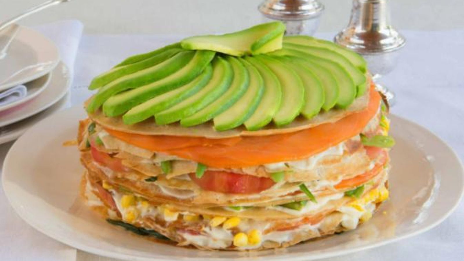 Torta de panqueques con aguacate.