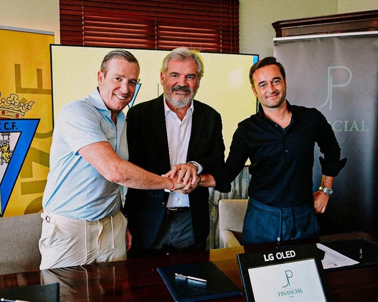 Manuel Vizcaíno une sus manos a las de Pedro Muñoz y Javier Rumbo, de JP Financial.