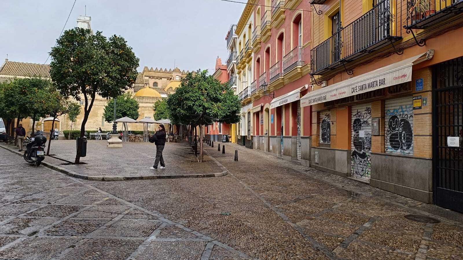 La Plaza de Fernando de Herrera, sin los veladores del bar Santa Marta.