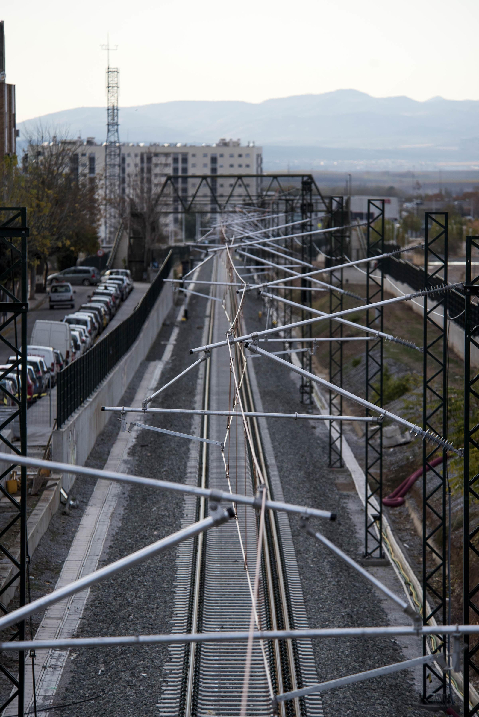 La vía con destino Antequera a su salida de Granada capital